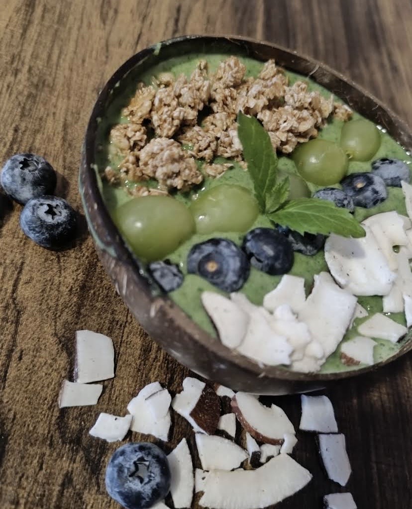Spinat Smoothie Bowl mit Trauben, Blaubeeren, Granola und Kokos