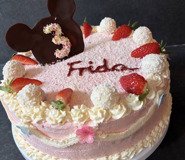 Individuelle Geburtstagstorte 'Frida' mit Erdbeeren und Raffaello
