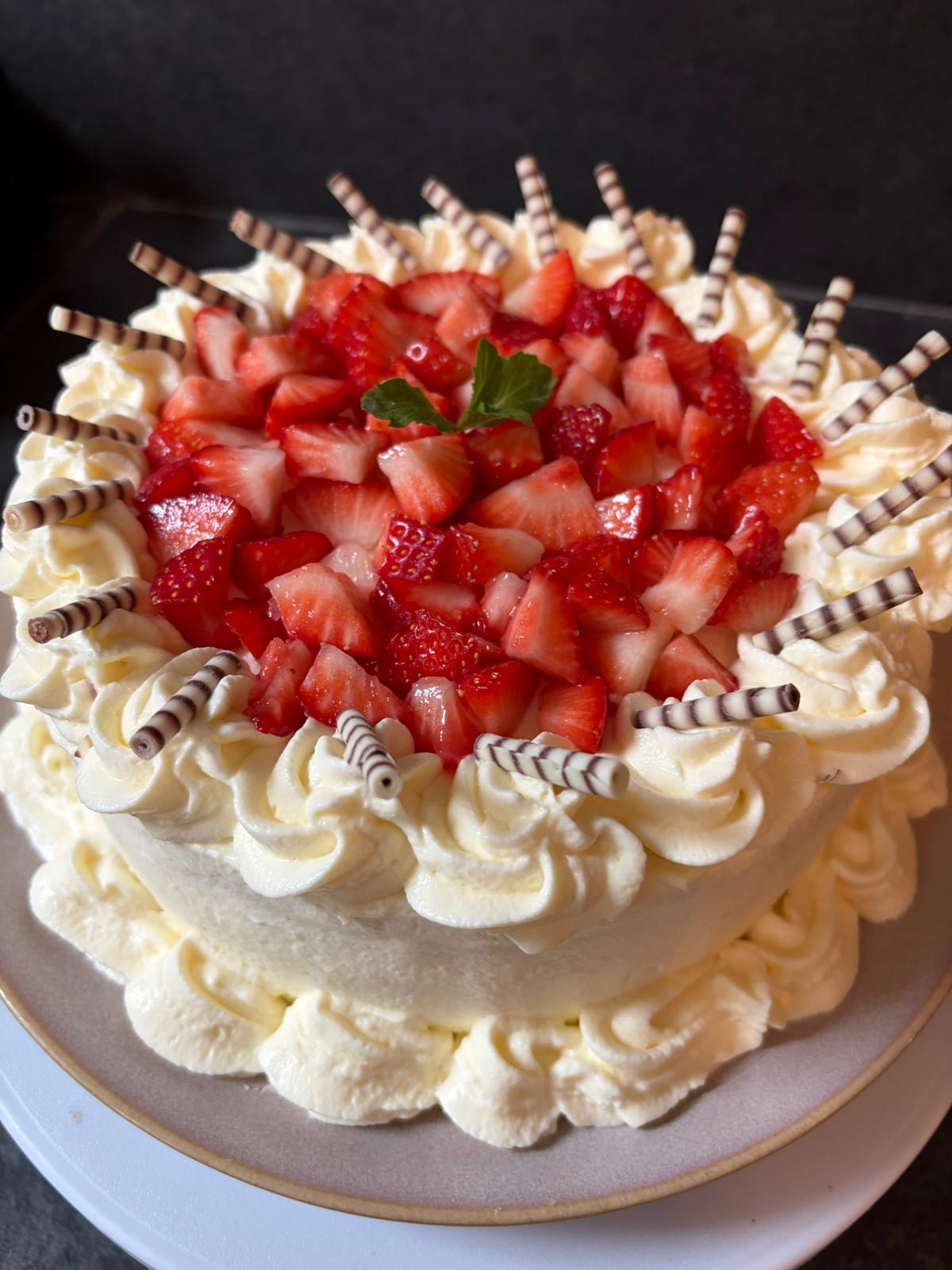 Erdbeertorte mit Sahnerosetten und Schokoröllchen