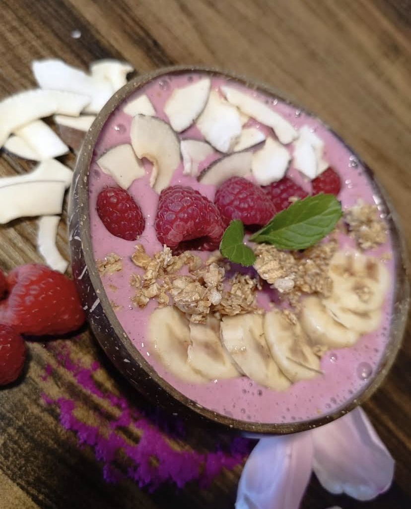 Drachenfrucht Smoothie Bowl mit Himbeeren, Banane, Granola und Kokos
