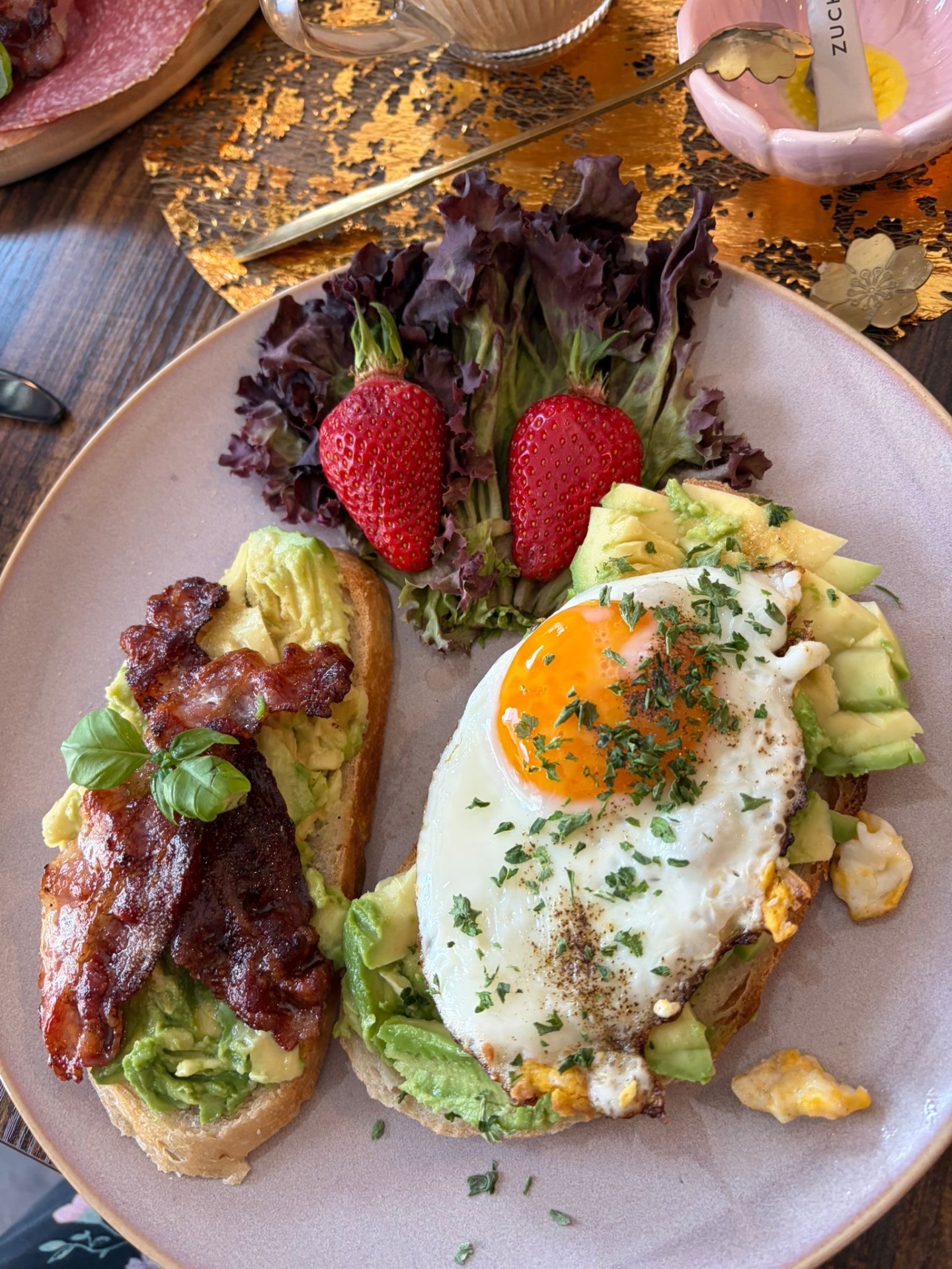 Smashed Avocado Toast mit Spiegelei und Bacon